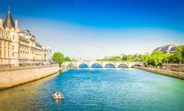 La Conciergerie ve Pont Neuf ve Seine Nehri'nde güneşli yaz günü, Paris, Fransa