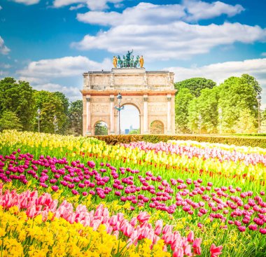 Arc de Triomphe du atlıkarınca güneşli, Tuileries bahçesinde bahar günü, Paris, Fransa