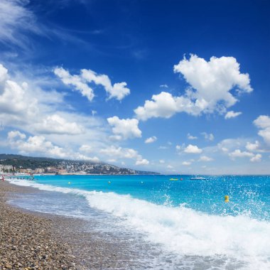 Nice, French Riviera, Fransa 'da taş plaj ve turkuvaz suyu.