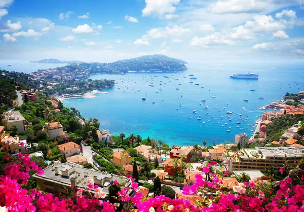 riviera sahil, turquiose su, çiçek ve mavi gökyüzü cote dazur yaz gün, Fransa, retro tonda ve peyzaj
