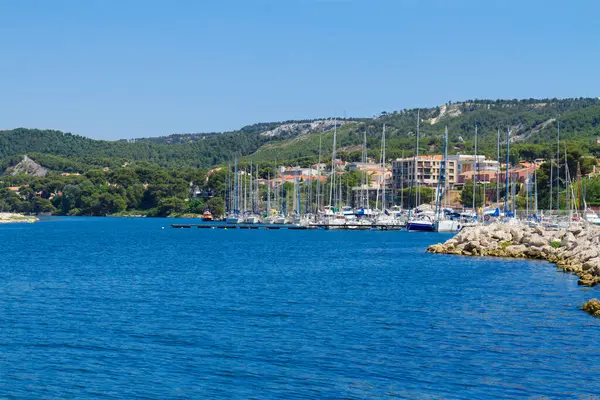 deniz manzarası ile net sakin Akdeniz suları ile yatlar, Martigues, Provence, Cote dazur, Fransa