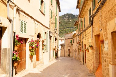 İspanya 'nın eski Valdemossa şehrinde bir sokak.