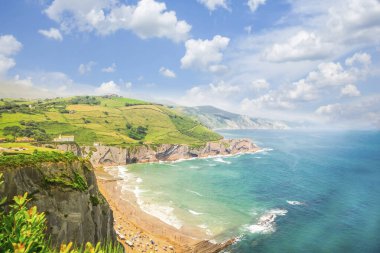 Itzurun plaj ve yaz, Pais Vasco Coast'ta Zumaia tepelerinde