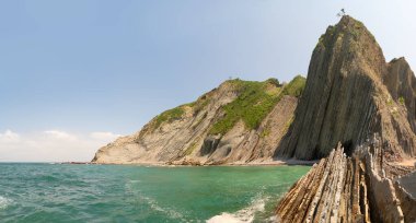 Flysch kaya oluşumu Itzurun Beach sahilinde Zumaia, Pais Vasco İspanya