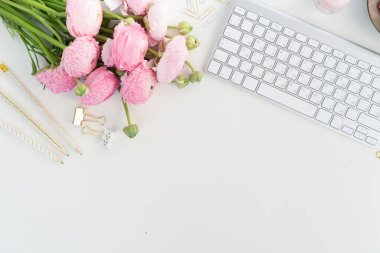 Düz lay ev ofis çalışma alanı - ranunculus çiçek ile modern klavye, beyaz arka plan üzerinde alan kopyalamak