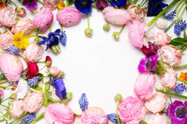 Çiçekler kompozisyon. Yuvarlak çerçeve gül, Ranunculus ve orkide çiçekler kopya alanı ile beyaz arka planda yapılmış. Düz yatıyordu, üst görünüm sahne.