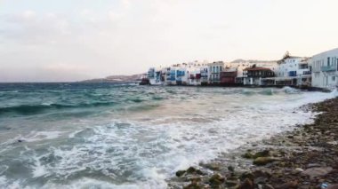 Yunanistan 'ın Mykonos adasında yaz aylarında deniz ve deniz kenarındaki kafe masası