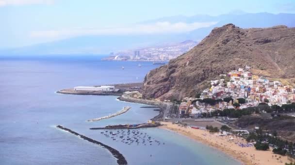 Vista Aérea Playa Las Teresitas Pueblo San Andrés Montañas Tenerife — Vídeo de stock