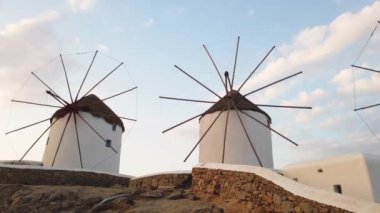 Mykonos adasının ünlü yel değirmenlerinin taşınması, Yunanistan 'ın Mykonos Adası' na yakın