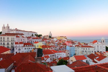 Pembe günbatımında Alfama eski kasaba manzarası, Lizbon, Portekiz, retro ton