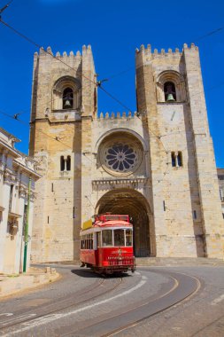 Güneşli bir günde geleneksel tramvayı olan bir katedral kilisesi, Lizbon, Portekiz