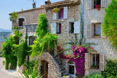 Güzel eski kasaba ayrıntıları, tipik bir evin dış görünüşü, yaz günü Provence, Fransa