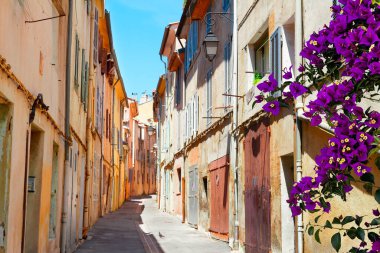 Güzel eski kasaba sokağı Aix en Provence, Fransa