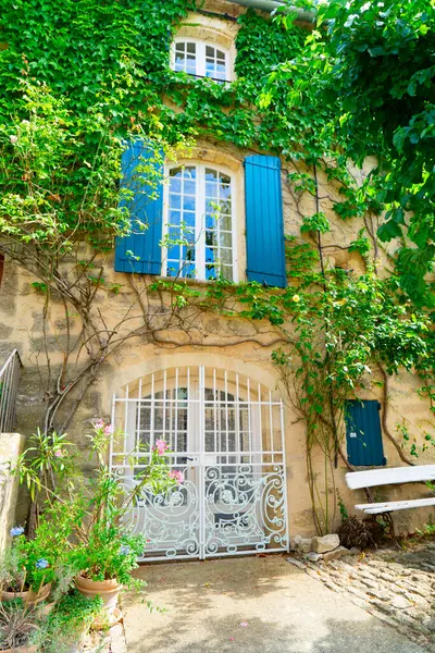 Yaz günü, Fransa 'da Provence pencereleri olan eski güzel bir kasaba caddesi.