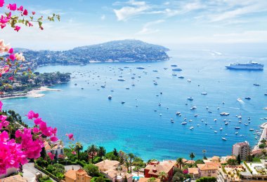 riviera sahil, turquiose su ve güneşli yaz gün, Fransa, cote dazur, mavi gökyüzü manzara tonda