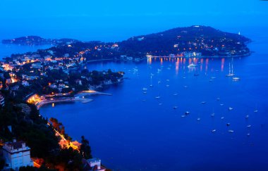 Gemileri ve tekneleri olan renkli kıyılar, Cote dAzur Provence, gece, Fransa