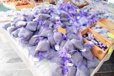 Geleneksel markette, kuru lavantalı açık hava tezgahı.