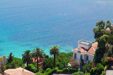 Cote dAzur Fransız Riviera sahilinin turkuvaz suyu yukarıdan, Fransa