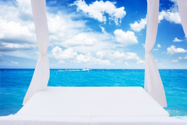 Rahatlama alanı. Plajda, bale yataklı bir spa.