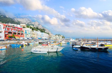 Marina Grande Limanı bulutlu gökyüzü altında Capri Adası, İtalya
