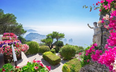 Çiçeklerle yaz gününde Capri adasının Solaro Dağı'ndan görünümü, İtalya
