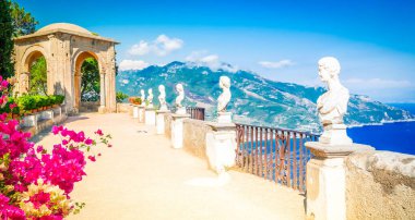 İtalya 'nın Amalfitana kıyısındaki Ravello köyünün güzel detayları. Çiçekler, web pankartı formatıyla.