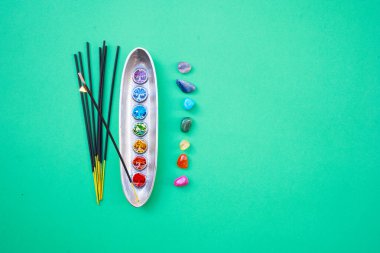 Taş kristalden yapılmış kalp, ahşap arka planda hayat deseni olan çiçek.