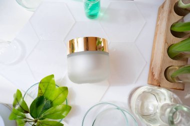 Beyaz cam kapta test edilmiş yüz kremi.,