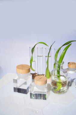 Şeffaf podyumlarda beyaz cam kapta test edilmiş yüz kremi.