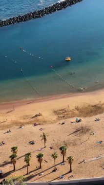 Las Teresitas beach, San Andres Köyü ve Tenerife dağlarında havadan görünümü.