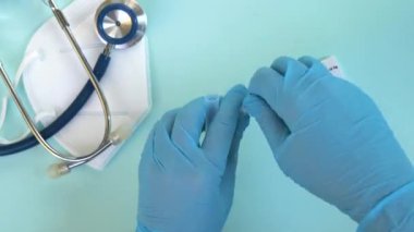 Nazal antijen covid 19 testi, mavi eldivenli hemşire covid 19 testi gösteriyor.
