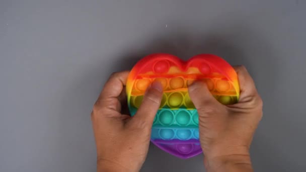 Pop Brinquedo Alguém Mãos Com Brinquedo Silicone Tons Arco Íris — Vídeo de Stock