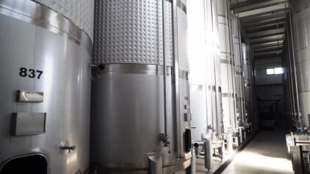 Rezervoare Vin Metalice Modernizate Pivniță Vin — Videoclip de stoc