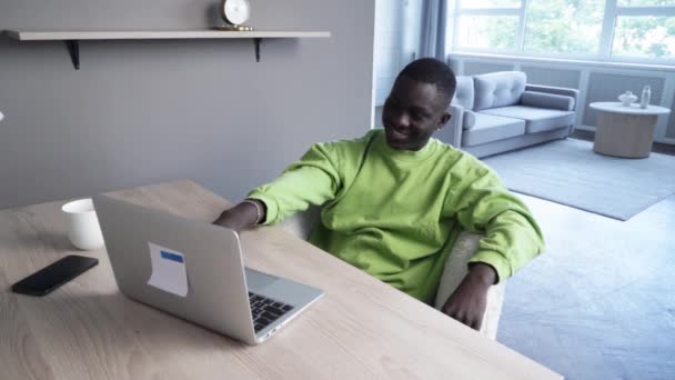 Молодий Щасливий Усміхнений Афроамериканський Чоловік Працює Сучасними Ноутбуками Технологіями Концепцією — стокове відео