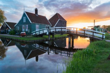 Hollanda 'nın kırsal kesimindeki Zaanse Schans kasabası günbatımında ufuk çizgisi