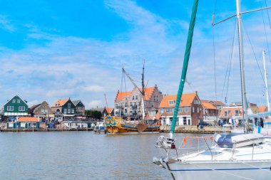 Hollanda 'nın kırsal kesiminde küçük eski kasaba deniz limanı Volendam, Hollanda