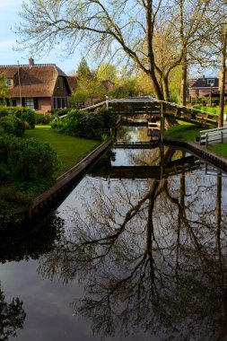 Hollanda 'nın kırsal kesimlerinde eski küçük bir kasaba olan Giethoorn köprüleri, Hollanda kanalları.