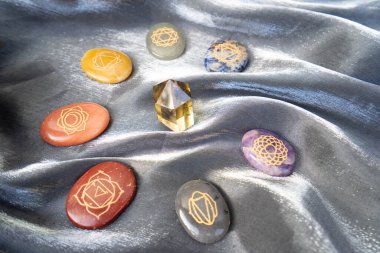 Yedi çakra iyileştirici kristal. Büyücülük, bitkisel tıp ve iyileştirme, Reiki Kristal Ayini için Sihirli İyileştirme Kayası, cadılık, ruhsal esrarengiz uygulama