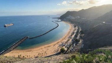 Las Teresitas beach, San Andres Köyü ve Tenerife dağlarında havadan görünümü.