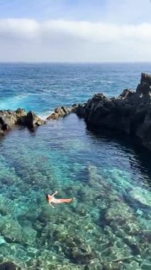 Atlantik okyanusunda doğal kaya havuzunda yüzen bir kadın, Canarias Tenerife