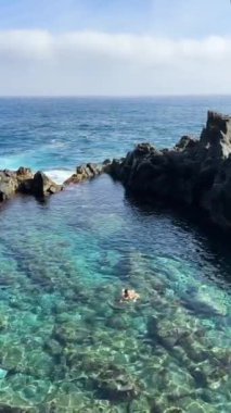 Atlantik okyanusunda doğal kaya havuzunda yüzen bir kadın, Canarias Tenerife
