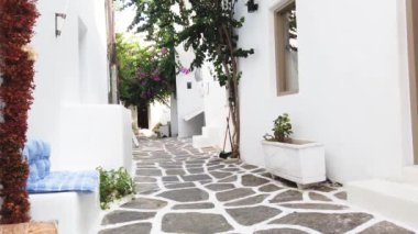 Myconos, Yunanistan 'ın Paros adasında güneş ışığıyla denize açılan tipik beyaz cadde.