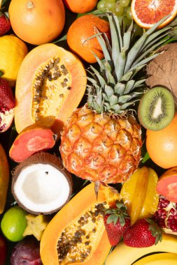 Yeşil yaprağın üzerinde tropikal meyvelerin yaz karışımı