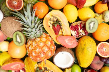 Yeşil yaprağın üzerinde tropikal meyvelerin yaz karışımı