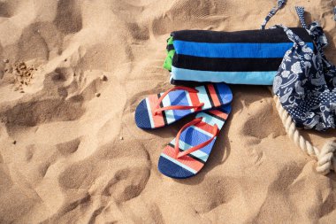 Gua sha, yüz masajı silindiri siyah kum arka planında doğal taştan yapılmış.