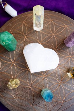 Gemstone mineralleri dikilitaş şeklinde. Büyücülük, bitkisel tıp ve iyileştirme, Reiki Kristal Ayini için Sihirli İyileştirme Kayası, cadılık, ruhsal esrarengiz uygulama.