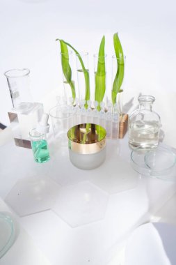 Beyaz cam kapta test edilmiş yüz kremi.,