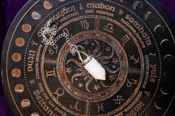 Gemstone mineralleri taş dikilitaşları. Büyücülük, bitkisel tıp ve iyileştirme, Reiki Kristal Ayini için Sihirli İyileştirme Kayası, cadılık, ruhsal esrarengiz uygulama