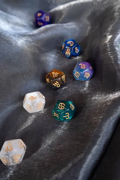 Burç burcu tahmin zarları. Falcılık ve astroloji grafikleri konsept, sihirli ritüeller ve dışsal deneyimler öngörüyor