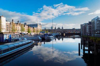 Amsterdam, Hollanda, Hollanda kanalları üzerinde eski tarihi evlerin ön cepheleri ve demirli tekneler.